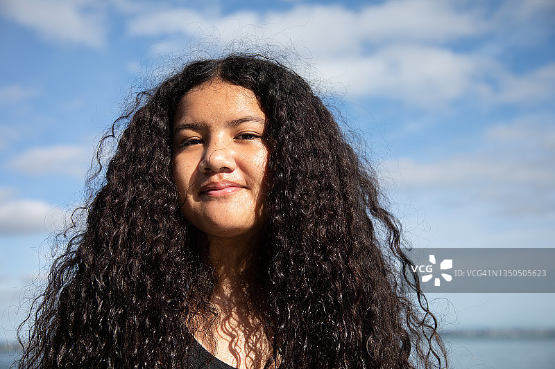 看向镜头的少女肖像图片素材