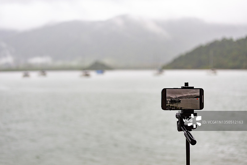 象岛沙拉克佩特湾：雨云、山脉、雨林和渔村（手机三脚架拍摄）图片素材
