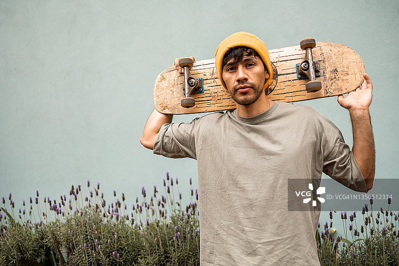 看着镜头的年轻拉丁男子肖像图片素材