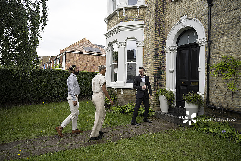 房产中介带领潜在买家看房图片素材