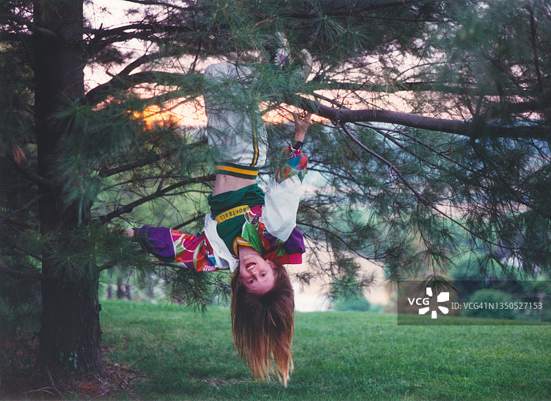 倒立的儿童：90年代的童年回忆图片素材