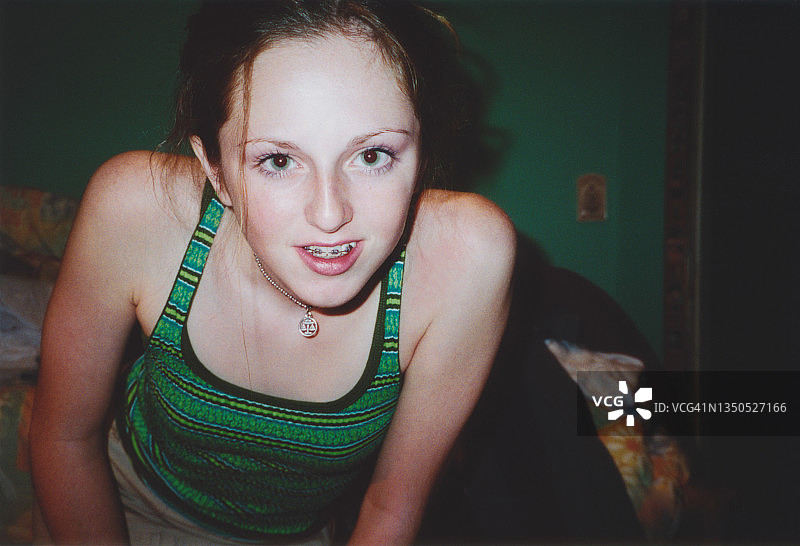 90年代戴牙套的青少年复古照片图片素材