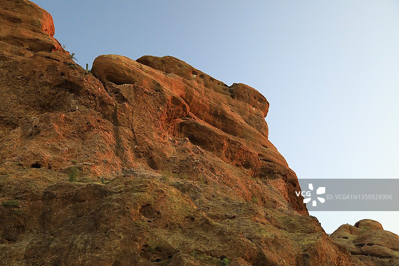 晚霞下的岩石峭壁图片素材