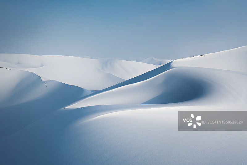 白雪覆盖的沙漠沙丘航拍景色图片素材