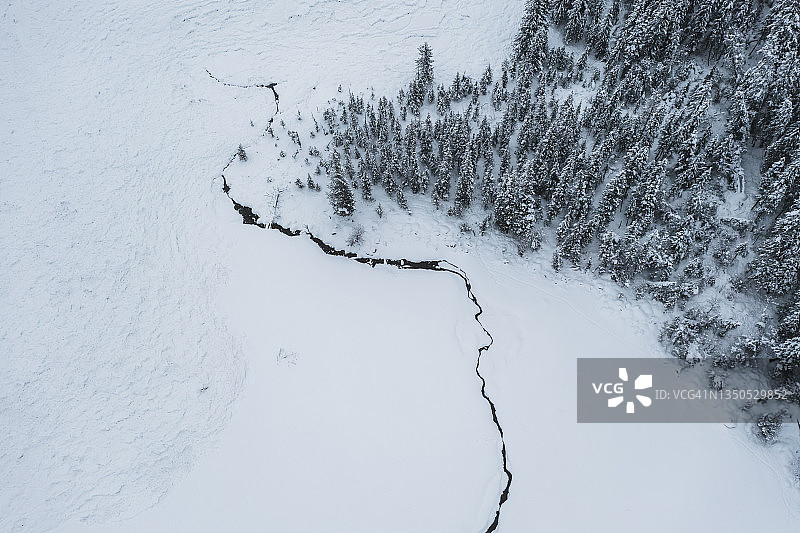 美丽雪覆盖的冬季景观图片素材