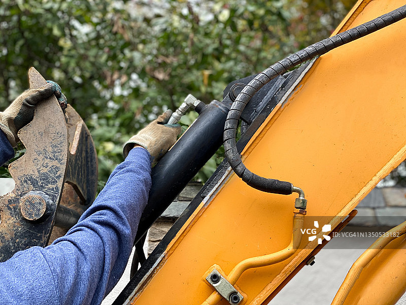 男子准备使用反铲挖土机工作图片素材