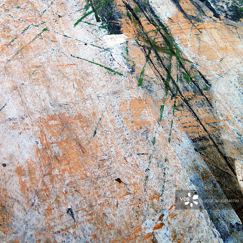 布鲁塞尔混凝土墙上的旧画作侧视图图片素材