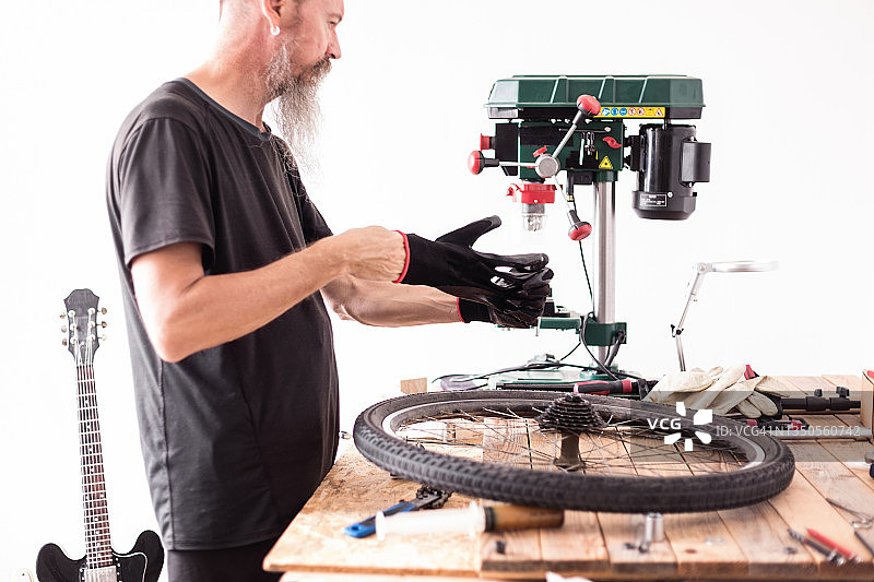 山地自行车后轮维修图片素材