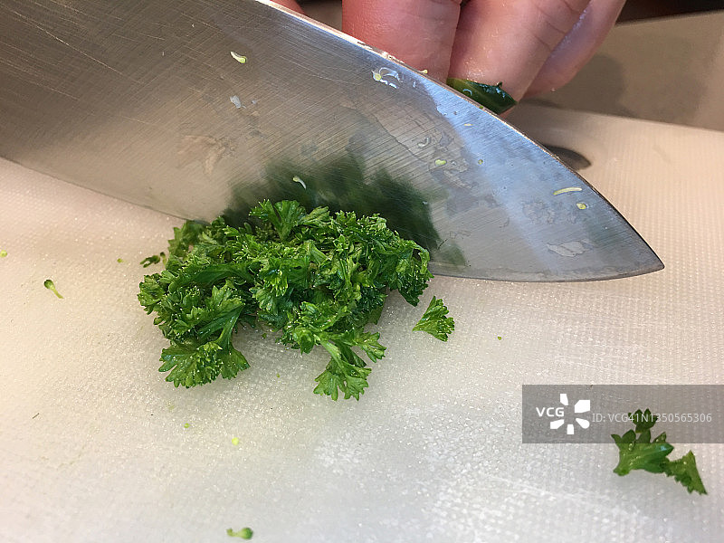 厨房刀切新鲜香菜叶图片素材