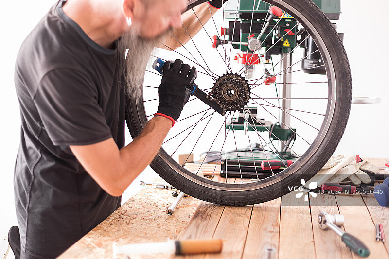 山地自行车后轮维修图片素材