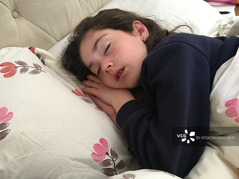 在床上睡觉的年轻女孩图片素材