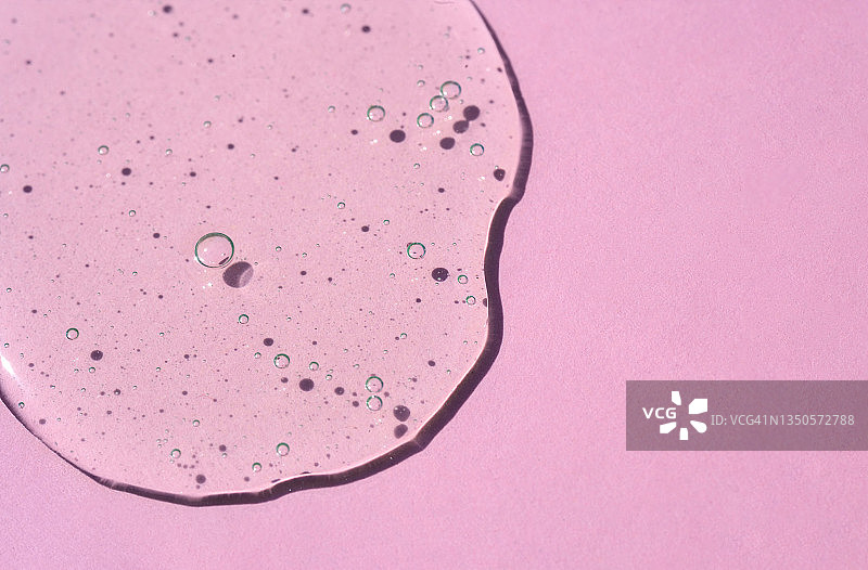 粉色背景上的透明凝胶图片素材