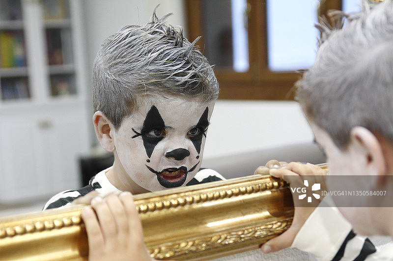 恐怖服装男孩的镜面反射图片素材