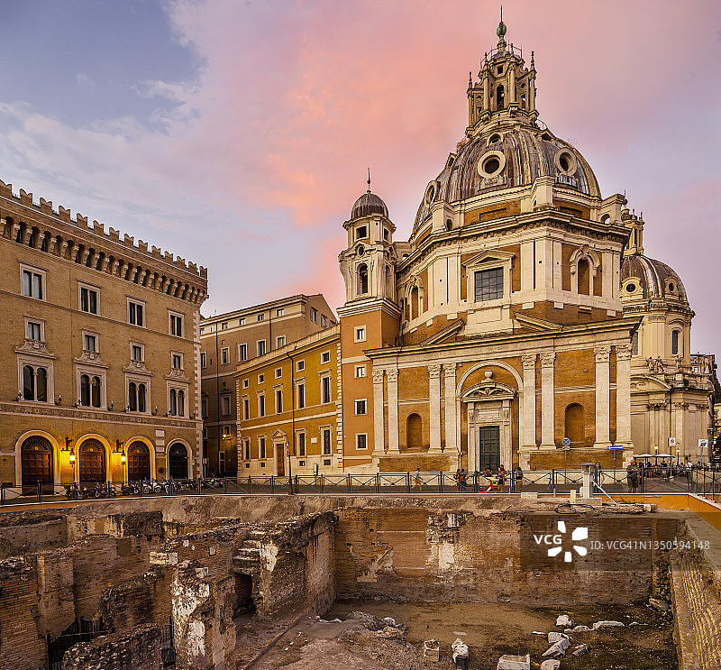 哈德良雅典学院和洛雷托圣母玛利亚教堂遗址图片素材