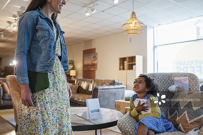 和妈妈一起购物图片素材