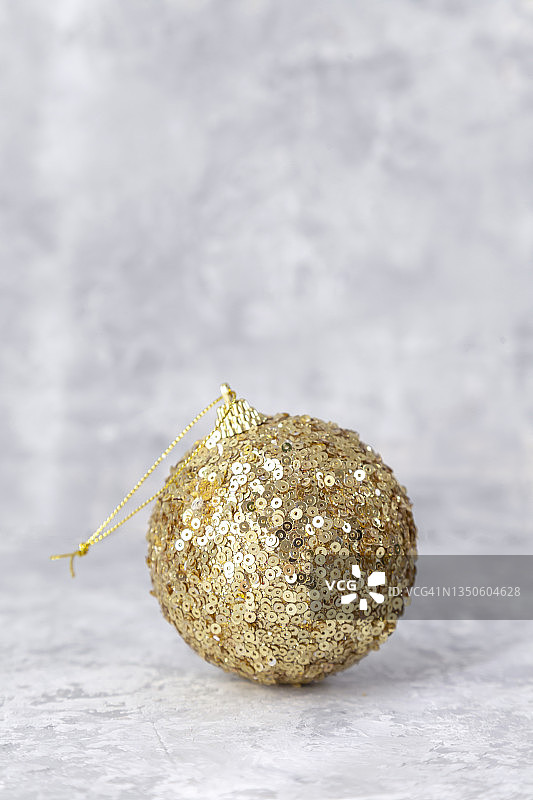 灰色背景上的金色亮片圣诞球，圣诞节和新年概念图片素材
