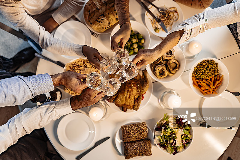 感恩节餐桌上人们敬酒的高角度拍摄图片素材