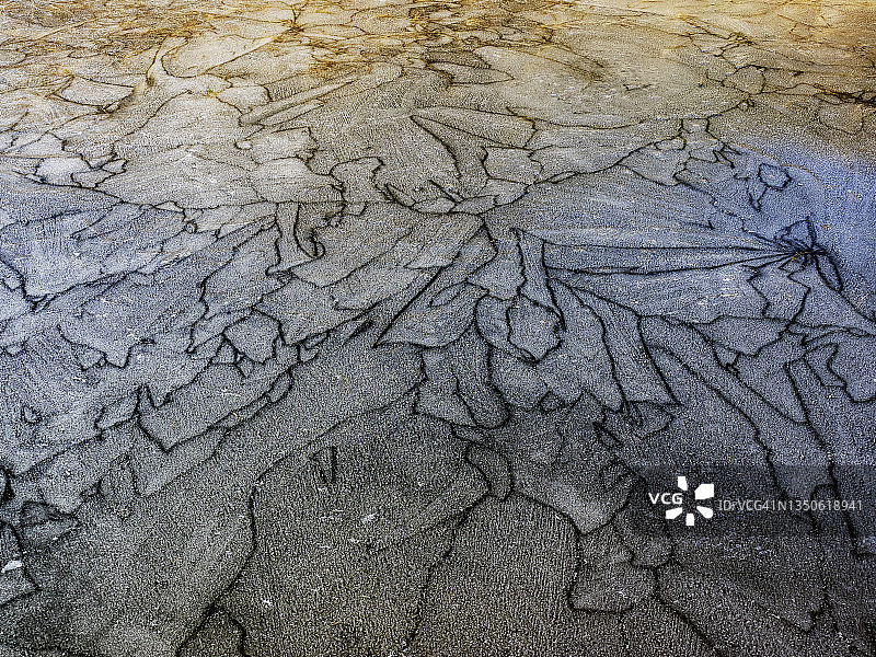 瑞士圣贝纳迪诺Passit山口高山湖泊中冰形成的天然图案图片素材