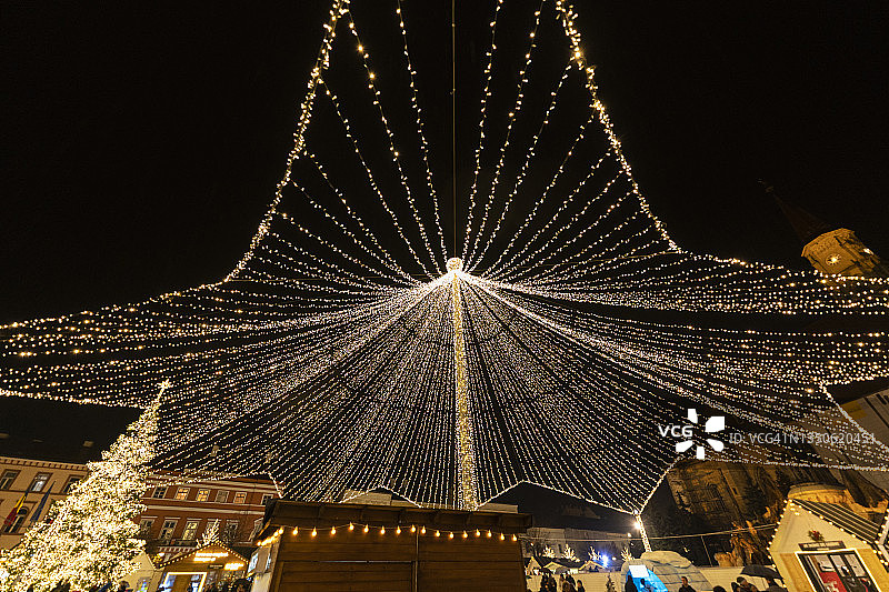 圣诞灯饰相框：克卢日-纳波卡城市广场圣诞树（罗马尼亚）图片素材