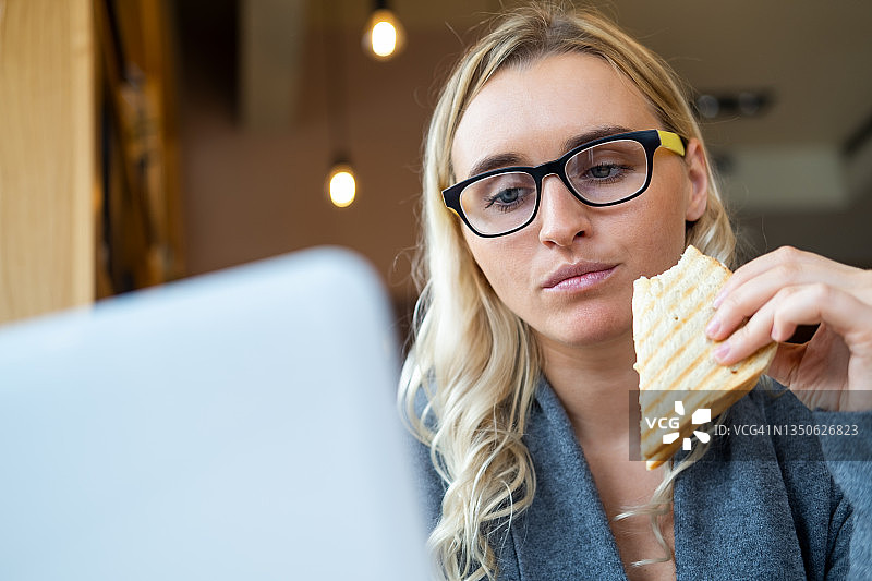 正在午餐的女商人图片素材