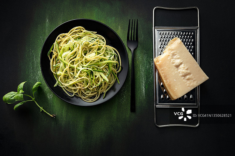 意大利美食：西葫芦香蒜酱意大利面静物图片素材