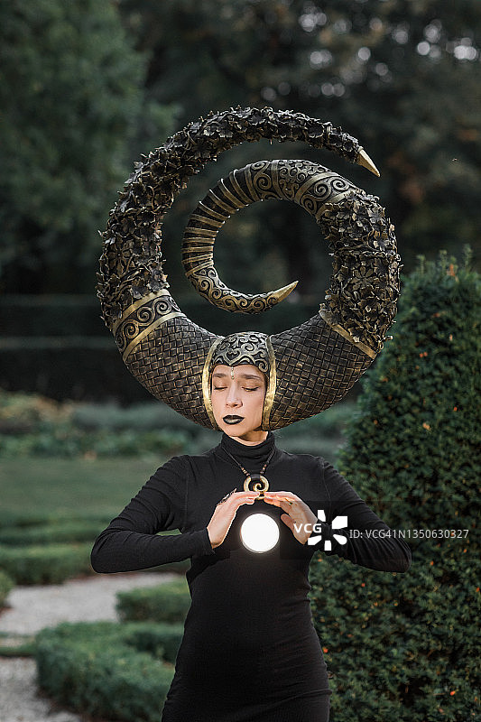 豪华公共花园中的奇幻美女图片素材