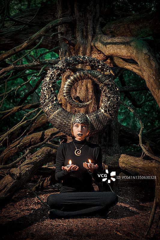 精神户外场景中的美丽奇幻女人图片素材