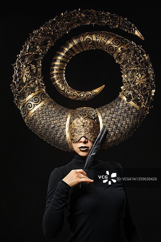 影棚拍摄：佩戴独特象征性头饰的金发奇幻女性图片素材