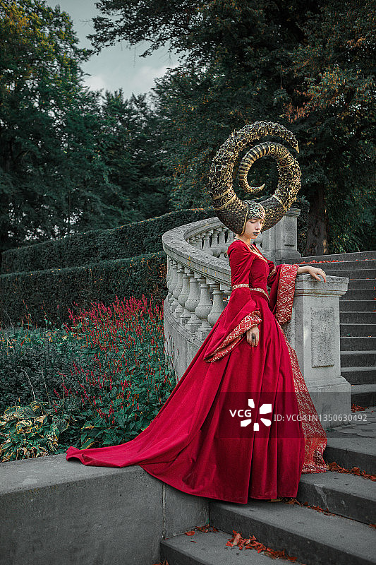 豪华公共花园中的奇幻美女图片素材