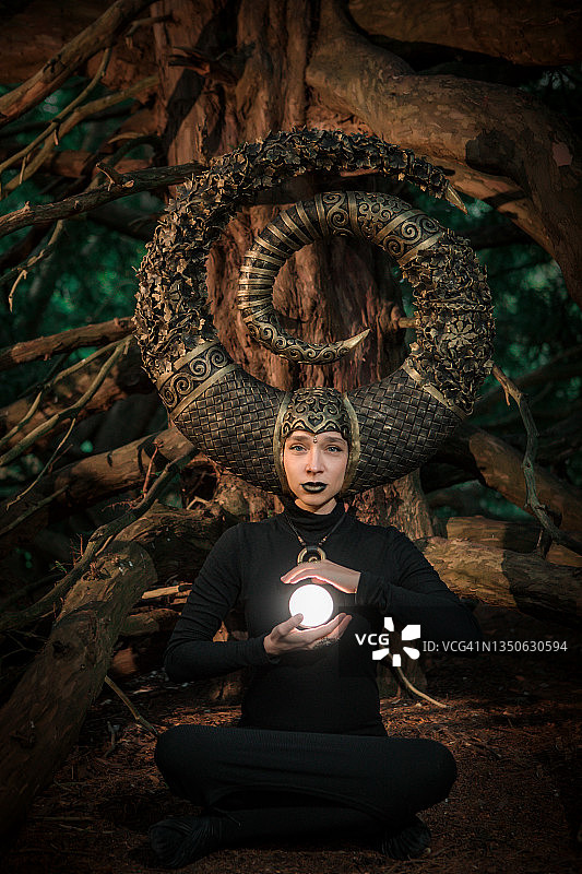 精神户外场景中的美丽奇幻女人图片素材