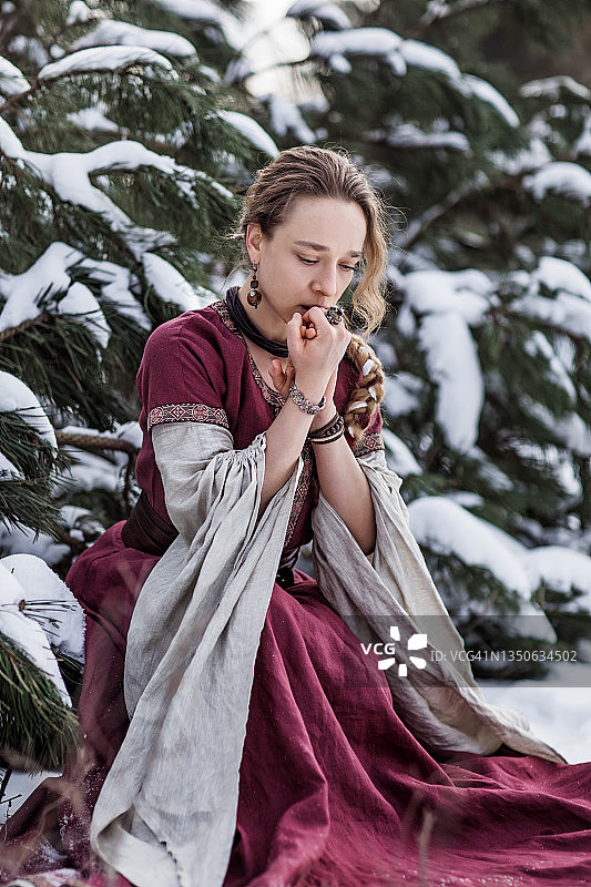 雪林中的美丽金发维京女战士图片素材