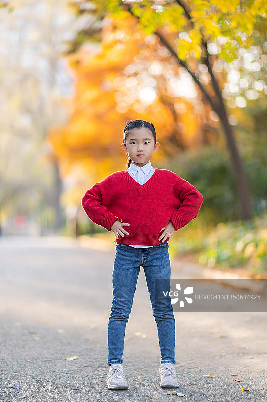 秋天里的小女孩图片素材