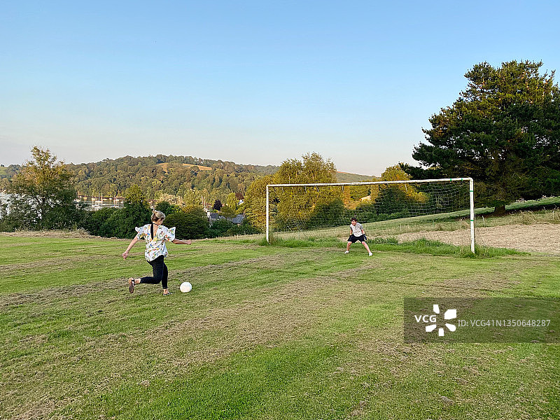 母子踢足球图片素材