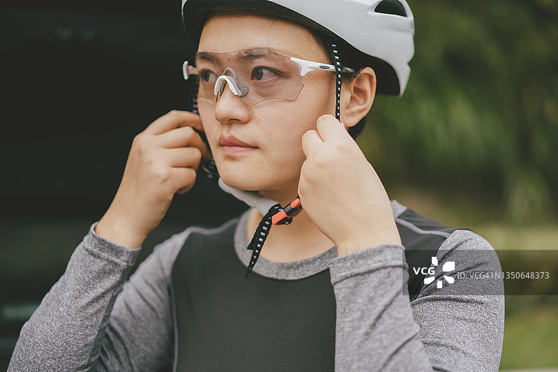 戴着自行车头盔的亚洲女孩图片素材