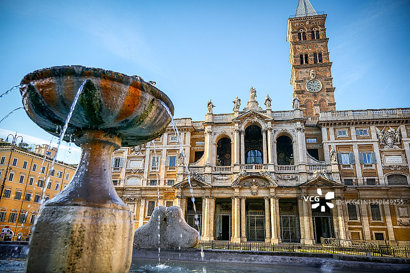 罗马圣母大教堂的壮丽外观与罗马喷泉图片素材