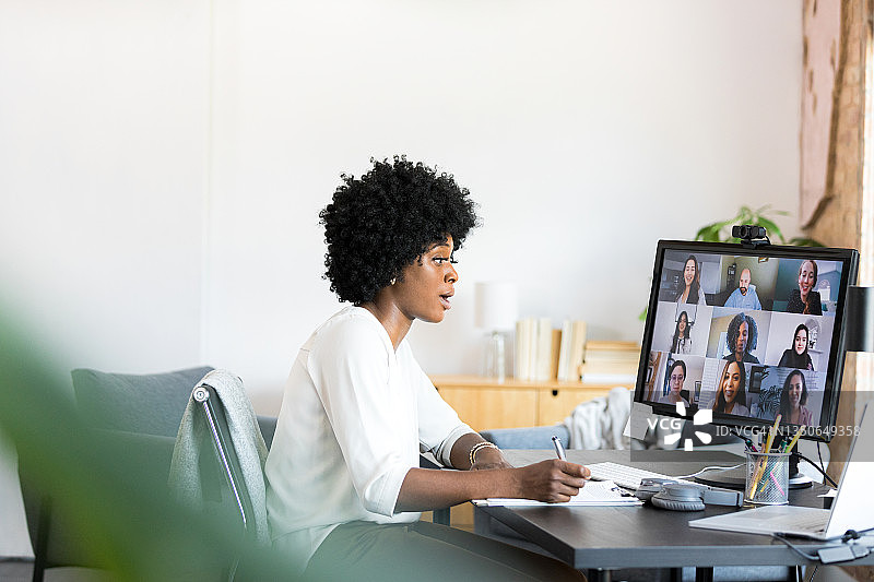 在家参加远程会议的女性图片素材