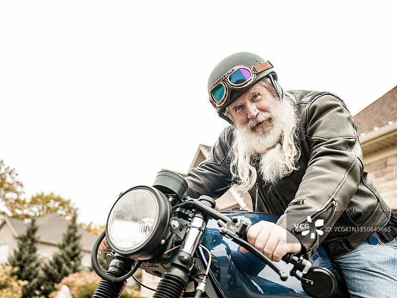 年长的男人准备骑摩托车图片素材