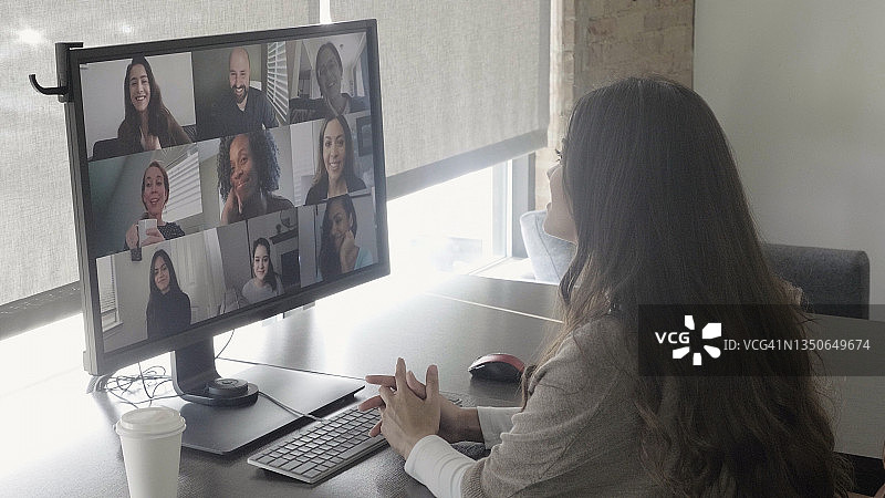 女商人坐在办公室的桌子旁与同事会面图片素材