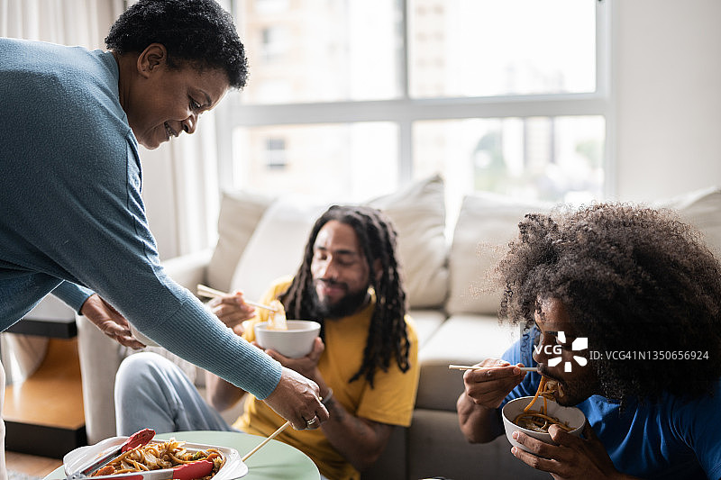 母亲在家为儿子们准备面条图片素材