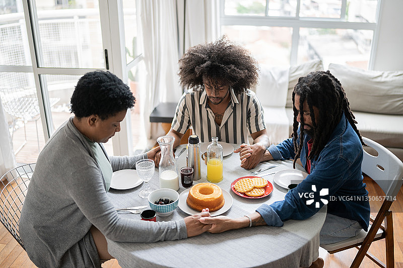 一家人在家为食物祈祷图片素材