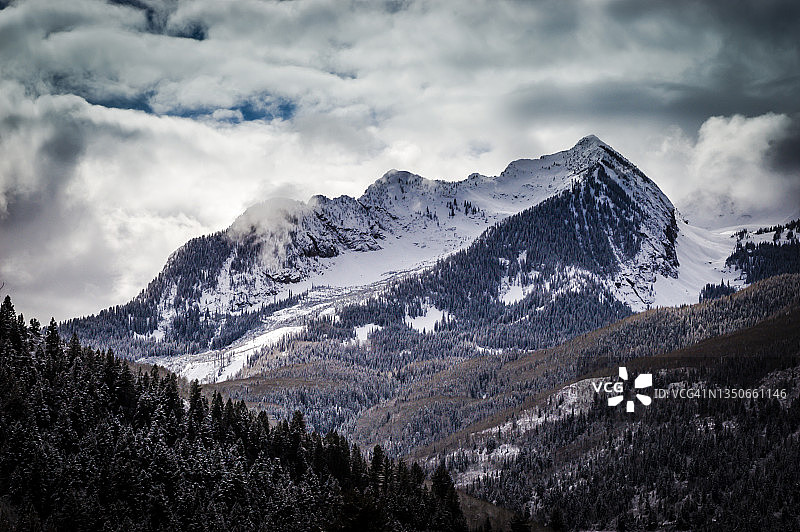 科罗拉多州麦克卢尔山口的初雪图片素材