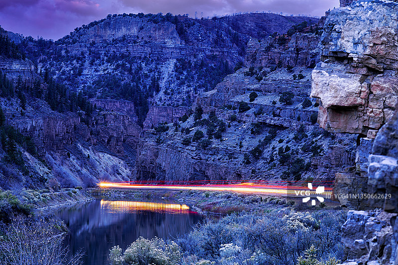 夜间驾车穿过格伦伍德峡谷图片素材