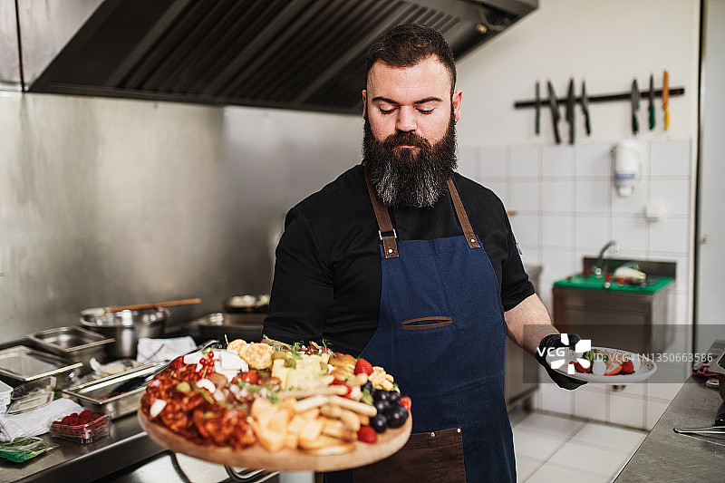 在餐厅工作的厨师图片素材