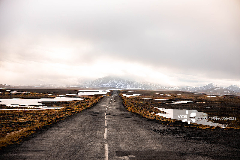冰岛北部有雪的笔直破损道路图片素材