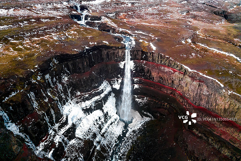 亨吉瀑布的无人机视角，带有红色条纹图片素材