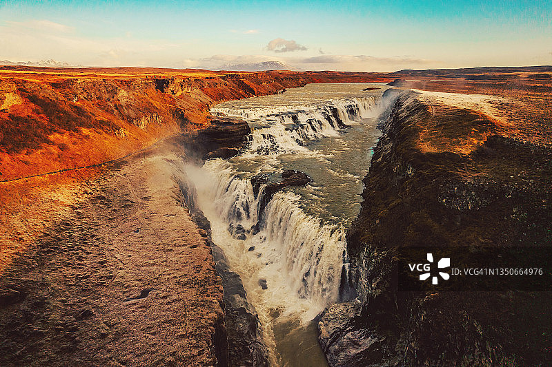 冰岛居德瀑布壮丽的无人机景观图片素材