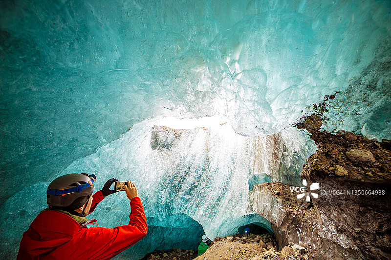 拍摄冰岛蓝色冰洞图片素材