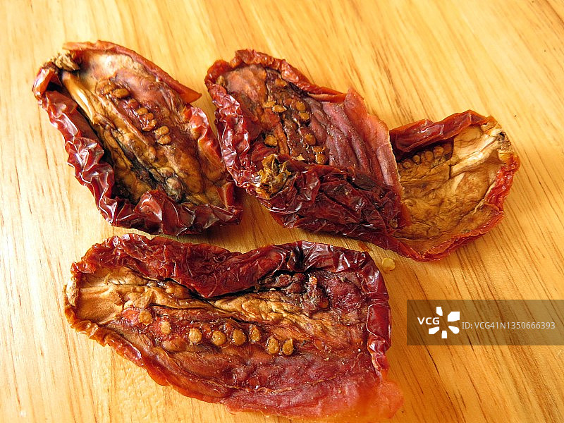 桌子上的干燥番茄图片素材