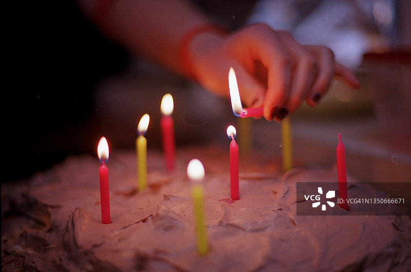 在蛋糕上点燃蜡烛图片素材