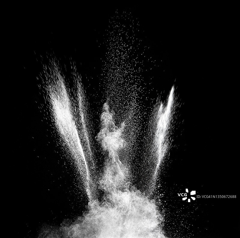 黑色背景上由灰尘和烟雾爆炸产生的冲击波图片素材